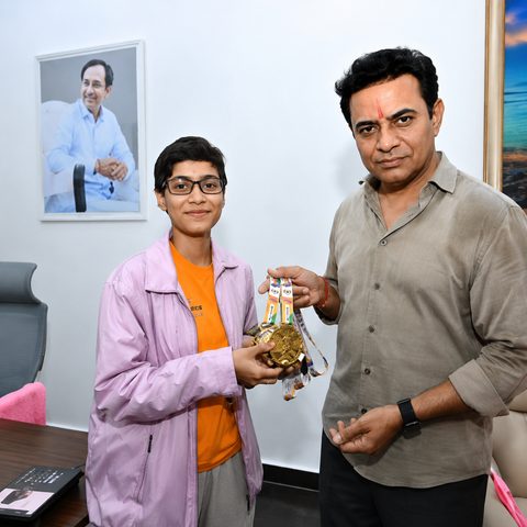 Pratibha felicitated by dignitary
